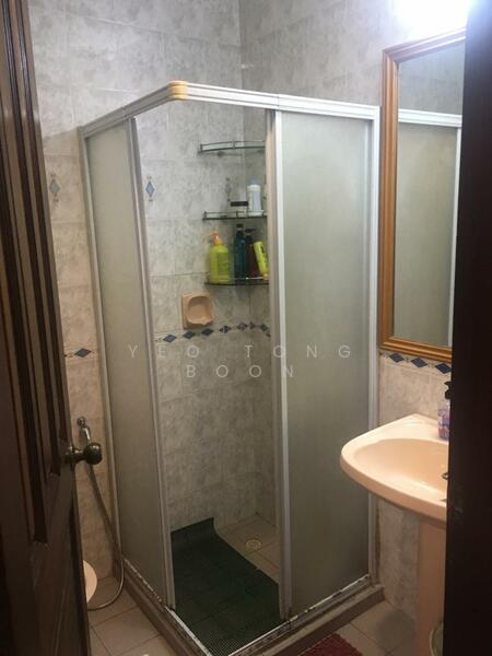 Loyang Villas Terraced House For Sale at S$ 2,350,000 | PropertyGuru Singapore - Bathroom