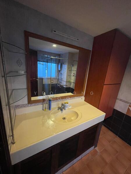 Loyang Villas Terraced House For Sale at S$ 2,350,000 | PropertyGuru Singapore - Bathroom