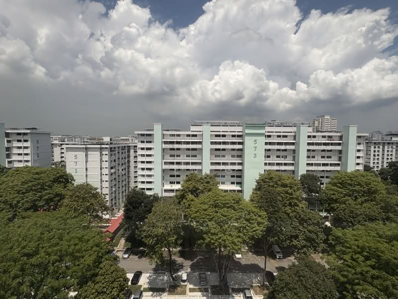 576 Ang Mo Kio Avenue 10, 576 Ang Mo Kio Avenue 10, 3 Bedrooms, 979 sqft, HDB Flat For Sale, by Karen Goi, 500050492 - Exterior - PropertyGuru.com.sg