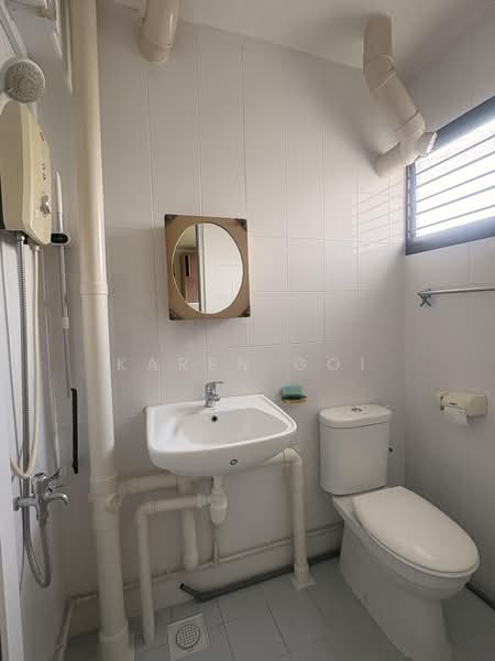 576 Ang Mo Kio Avenue 10, 576 Ang Mo Kio Avenue 10, 3 Bedrooms, 979 sqft, HDB Flat For Sale, by Karen Goi, 500050492 - Bathroom - PropertyGuru.com.sg