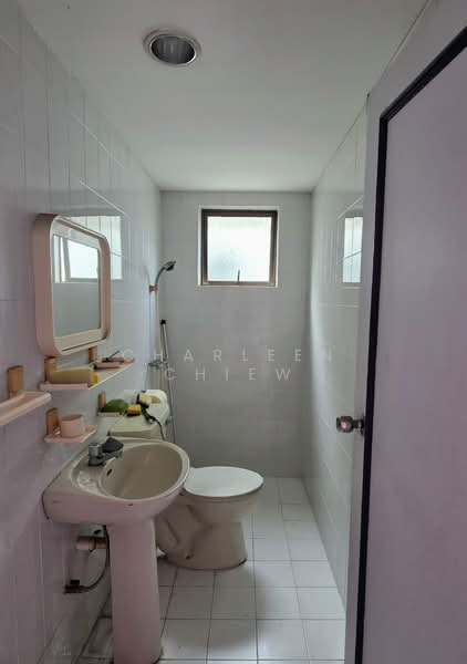 Freehold Semi-D 8 mins walk from Simei MRT, Harvey Crescent, Jalan Angin Laut, Harvey Avenue, Sea Breeze Avenue, 5 Bedrooms, 3,500 sqft, Semi-Detached House For Sale, by Charleen Chiew, 500050554 - Bathroom - PropertyGuru.com.sg