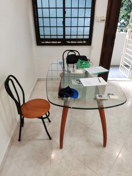 182 Stirling Road HDB Flat For Sale at S$ 928,000 | PropertyGuru Singapore - Potential study or helper's room