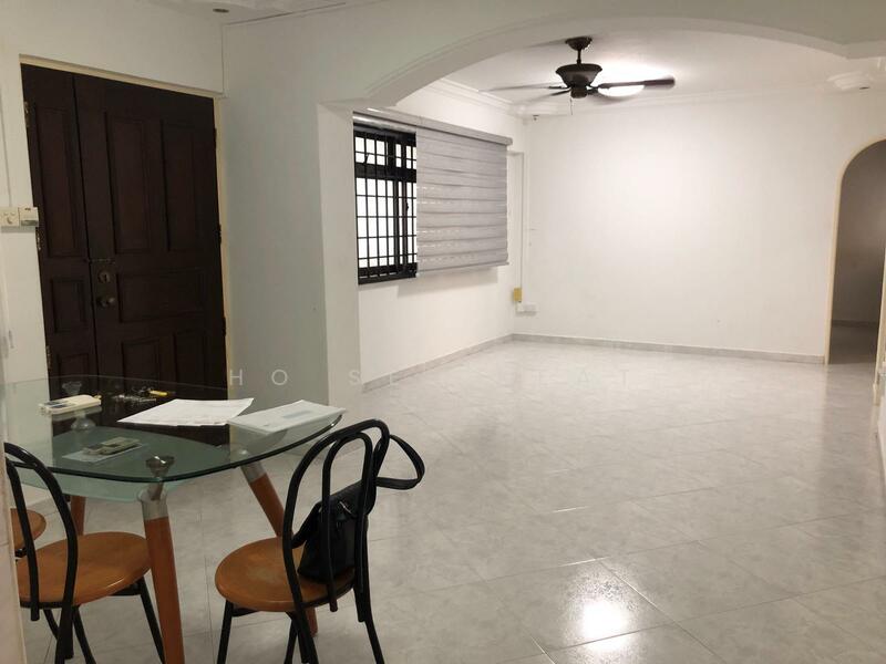 182 Stirling Road HDB Flat For Sale at S$ 928,000 | PropertyGuru Singapore - Living Room 1
