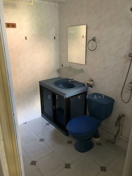 182 Stirling Road HDB Flat For Sale at S$ 928,000 | PropertyGuru Singapore - Common toilet