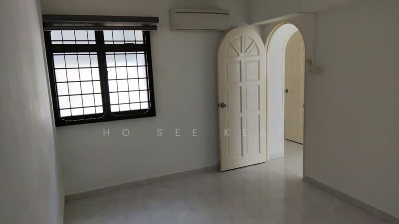 182 Stirling Road HDB Flat For Sale at S$ 928,000 | PropertyGuru Singapore - Common bedroom 2