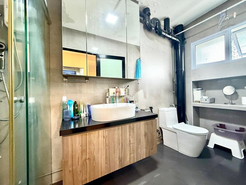 651 Pasir Ris Drive 10 HDB Flat For Sale at S$ 880,000 | PropertyGuru Singapore - Bathroom