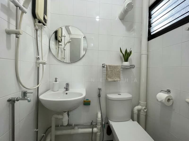 351 Clementi Avenue 2 HDB Flat For Sale at S$ 558,000 | PropertyGuru Singapore - Bathroom