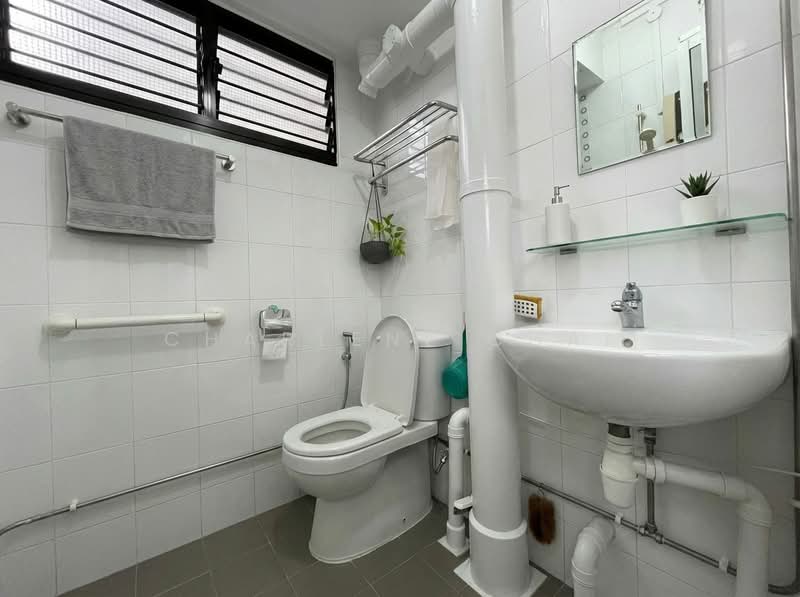 351 Clementi Avenue 2 HDB Flat For Sale at S$ 558,000 | PropertyGuru Singapore - Common Bathroom