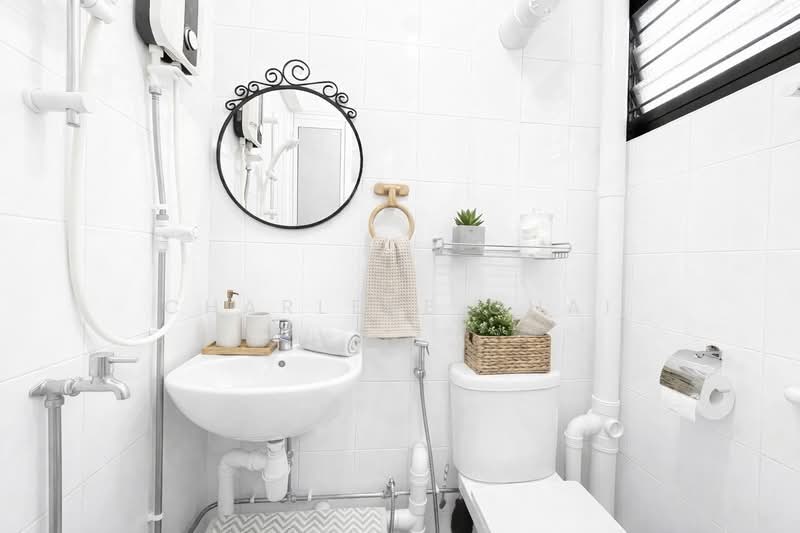 351 Clementi Avenue 2, 351 Clementi Avenue 2, 2 Bedrooms, 883 sqft, HDB Flat For Sale, by Charlene Chai, 500050654 - Bathroom - PropertyGuru.com.sg