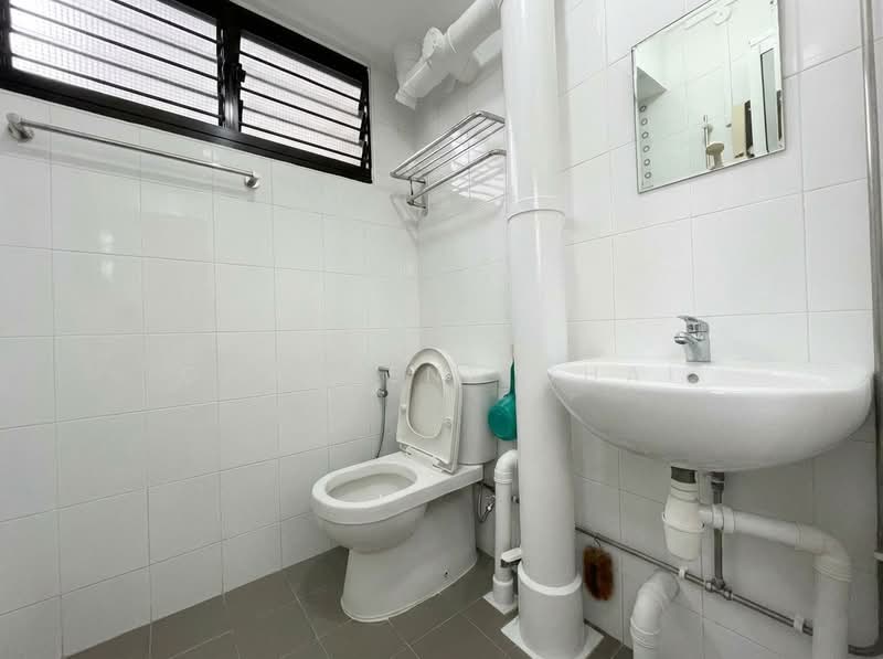351 Clementi Avenue 2, 351 Clementi Avenue 2, 2 Bedrooms, 883 sqft, HDB Flat For Sale, by Charlene Chai, 500050654 - Bathroom - PropertyGuru.com.sg