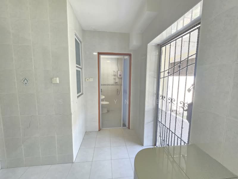 Tembeling Road Terrace House, Tembeling Road, 4 Bedrooms, 2,500 sqft, Terraced House For Rent, by Sharlyn Neo, 500050666 - Bathroom - PropertyGuru.com.sg