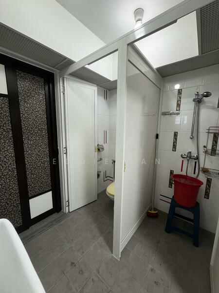 423 Clementi Avenue 1 HDB Flat For Sale at S$ 480,000 | PropertyGuru Singapore - Bathroom
