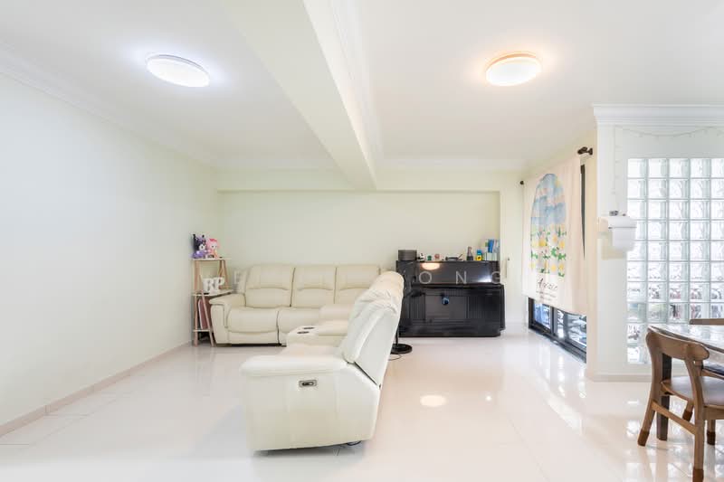 684D Woodlands Drive 73 HDB Flat For Sale at S$ 698,000 | PropertyGuru Singapore - Living Room