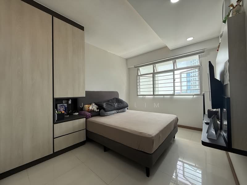 422B Northshore Dr HDB Flat For Sale at S$ 850,000 | PropertyGuru Singapore - Bedroom