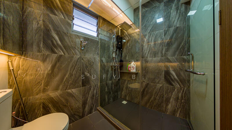 377B Hougang Street 32 HDB Flat For Sale at S$ 838,000 | PropertyGuru Singapore - Master Bathroom