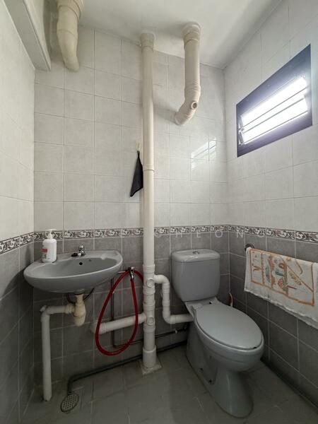 304 Ang Mo Kio Avenue 1 HDB Flat For Sale at S$ 588,000 | PropertyGuru Singapore - Bathroom