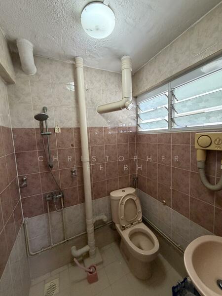 204 Yishun Street 21 HDB Flat For Sale at S$ 498,888 | PropertyGuru Singapore - Bathroom
