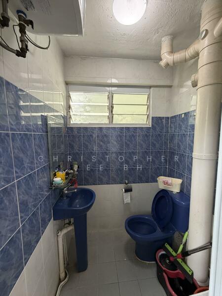 204 Yishun Street 21 HDB Flat For Sale at S$ 498,888 | PropertyGuru Singapore - Bathroom