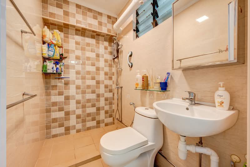 152 Jalan Teck Whye HDB Flat For Sale at S$ 599,999 | PropertyGuru Singapore - Bathroom
