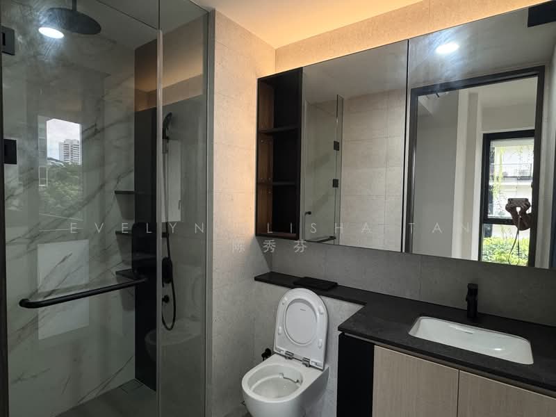 Jervois Mansion, 4 Jervois Close, 3 Bedrooms, 818 sqft, Condominium For Rent, by Evelyn Elisha Tan 陈秀芬, 500051272 - Master Bathroom w Rain Shower & Windows - PropertyGuru.com.sg