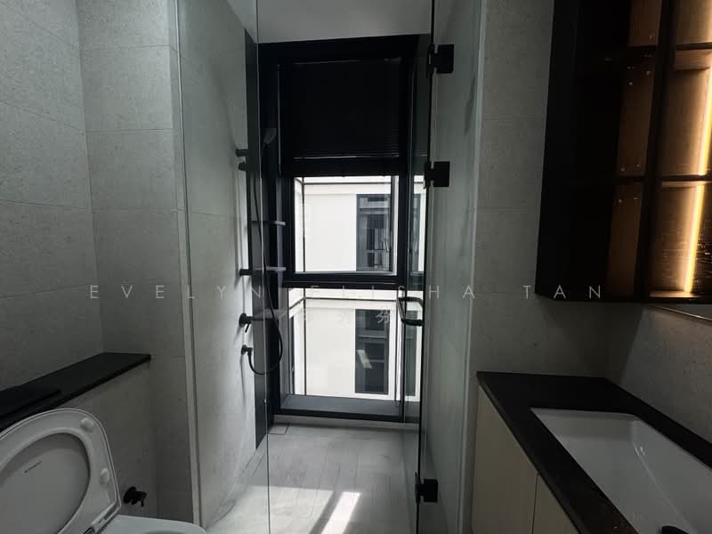 Jervois Mansion, 4 Jervois Close, 3 Bedrooms, 818 sqft, Condominium For Rent, by Evelyn Elisha Tan 陈秀芬, 500051272 - Common Bathroom with Windows - PropertyGuru.com.sg