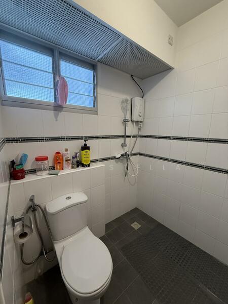 26 Ghim Moh Link HDB Flat For Sale at S$ 700,000 | PropertyGuru Singapore - Master Bathroom