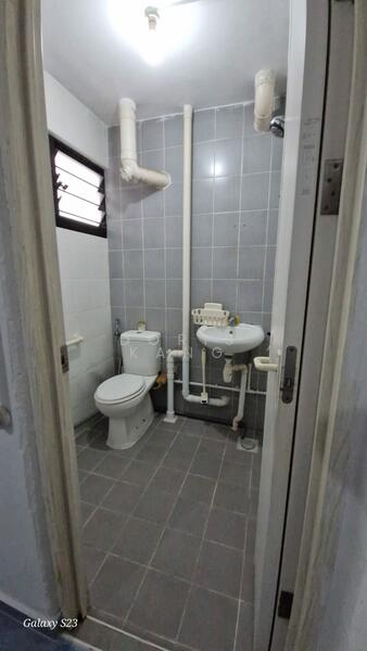 232 Bukit Batok East Avenue 5, 232 Bukit Batok East Avenue 5, 2 Bedrooms, 721 sqft, HDB Flat For Rent, by Doris Kang, 500051389 - Bathroom - PropertyGuru.com.sg