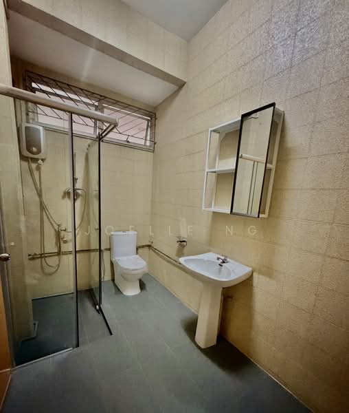 Prince of wales road, Prince of wales road, 4 Bedrooms, 3,000 sqft, Semi-Detached House For Rent, by Joelle Ng, 500051501 - Bathroom - PropertyGuru.com.sg