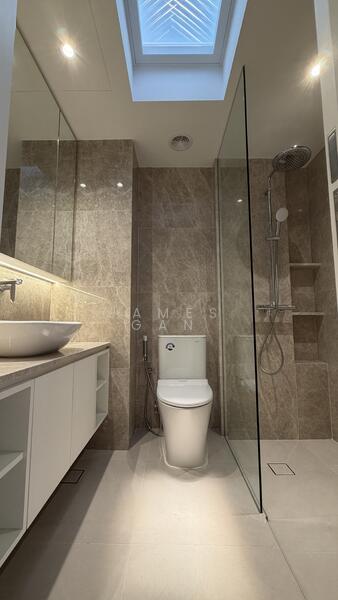 Gallop Gables, 70 Farrer Road, 2 Bedrooms, 1,550 sqft, Condominium For Rent, by James Gan, 500051575 - Common Bathroom - PropertyGuru.com.sg