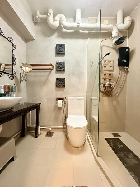 325C Sengkang East Way HDB Flat For Sale at S$ 679,000 | PropertyGuru Singapore - Toilet in Master room 
