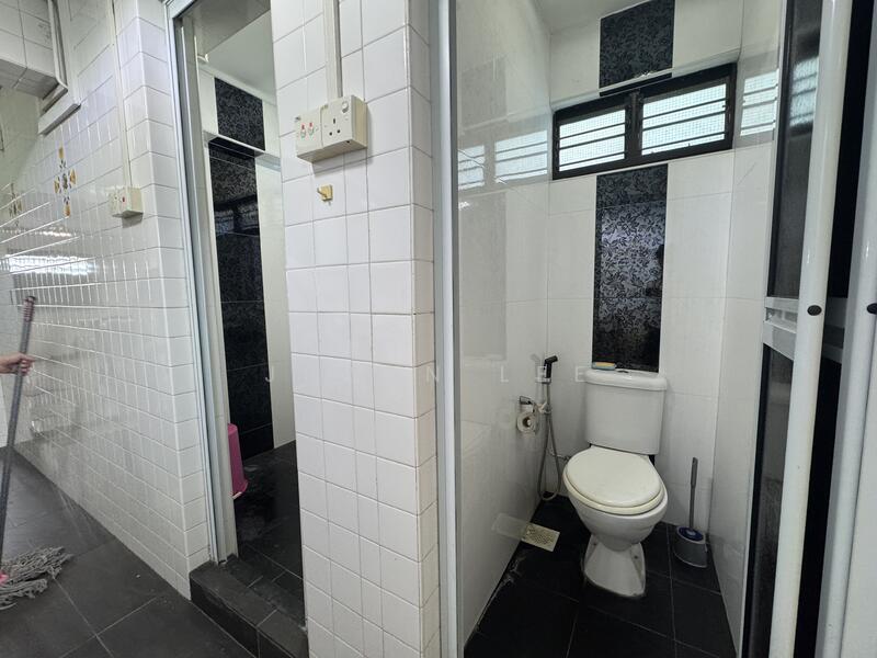 5 Telok Blangah Crescent, 5 Telok Blangah Crescent, Room Rental, 250 sqft, HDB Flat For Rent, by Jeron Lee, 500051693 - Toilet - PropertyGuru.com.sg