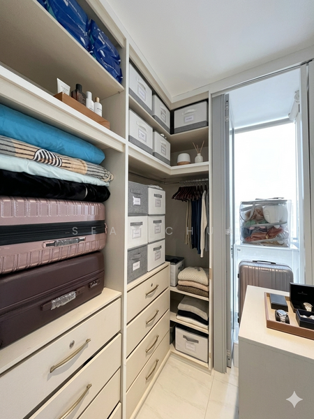 Waterford Residence Condominium For Sale at S$ 3,880,000 | PropertyGuru Singapore - Walk-in Closet (Common Room)