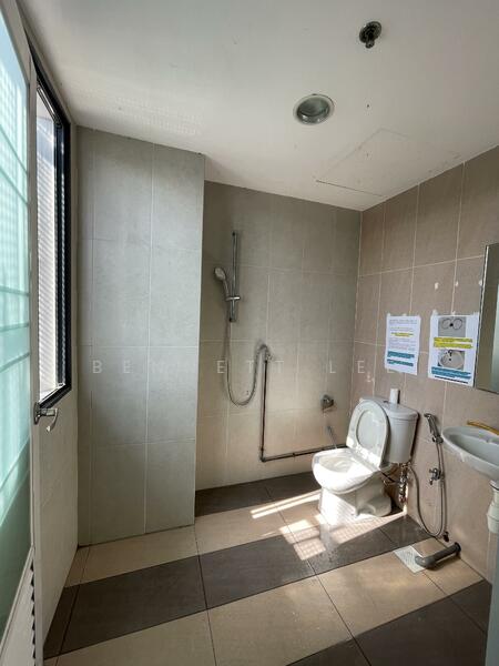 Woodlands 11, 11 Woodlands Close, 1,938 sqft, Light Industrial (B1) For Sale, by Bennett Lee, 500051730 - Bathroom - CommercialGuru.com.sg