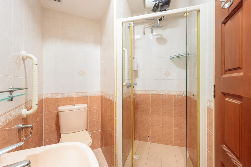 134 Edgedale Plains HDB Flat For Sale at S$ 618,000 | PropertyGuru Singapore - Bathroom