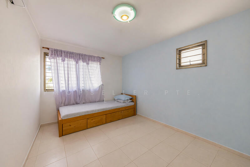 420 Bukit Batok West Avenue 2 HDB Flat For Sale at S$ 450,000 | PropertyGuru Singapore - Bedroom