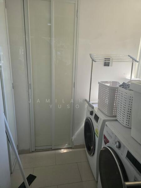 Palm Isles Condominium For Sale at S$ 1,450,000 | PropertyGuru Singapore - Laundry