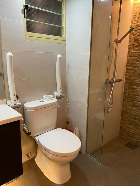 114 Edgefield Plains, 114 Edgefield Plains, 4 Bedrooms, 1,399 sqft, HDB Flat For Rent, by Tan Tien An (陈天安), 500051923 - Common Bathroom - PropertyGuru.com.sg