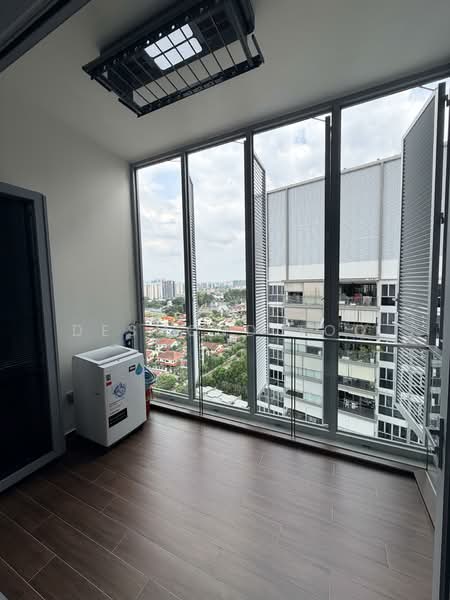Hillsta Condominium For Sale at S$ 928,000 | PropertyGuru Singapore - Balcony