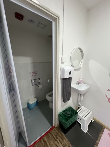 Goldhill Shopping Centre, 151 Thomson Road, 1,206 sqft, Other Retail For Sale, by Rachel ng, 500052141 - Bathroom - CommercialGuru.com.sg