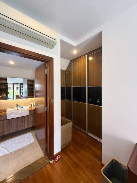 Eleven @ Holland, 11 Holland Link, 5 Bedrooms, 3,735 sqft, Cluster House For Rent, by Gabriel Tan, 500052218 - Level 4 Master wardrobe space - PropertyGuru.com.sg