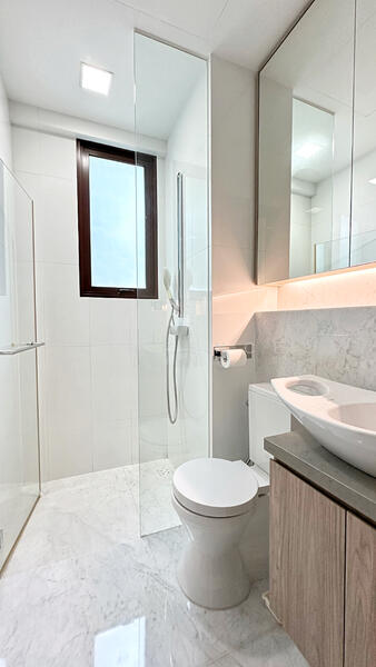 The Cornwall, 2 Cornwall Gardens, 1 Bedroom, 1,044 sqft, Condominium For Rent, by Clarence Long, 500052250 - Bathroom - PropertyGuru.com.sg