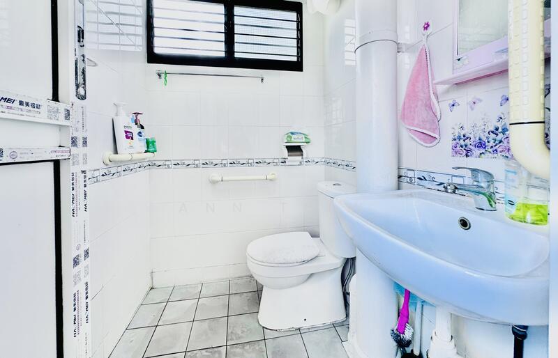 467 Ang Mo Kio Avenue 10 HDB Flat For Sale at S$ 538,000 | PropertyGuru Singapore - Common Bathroom 