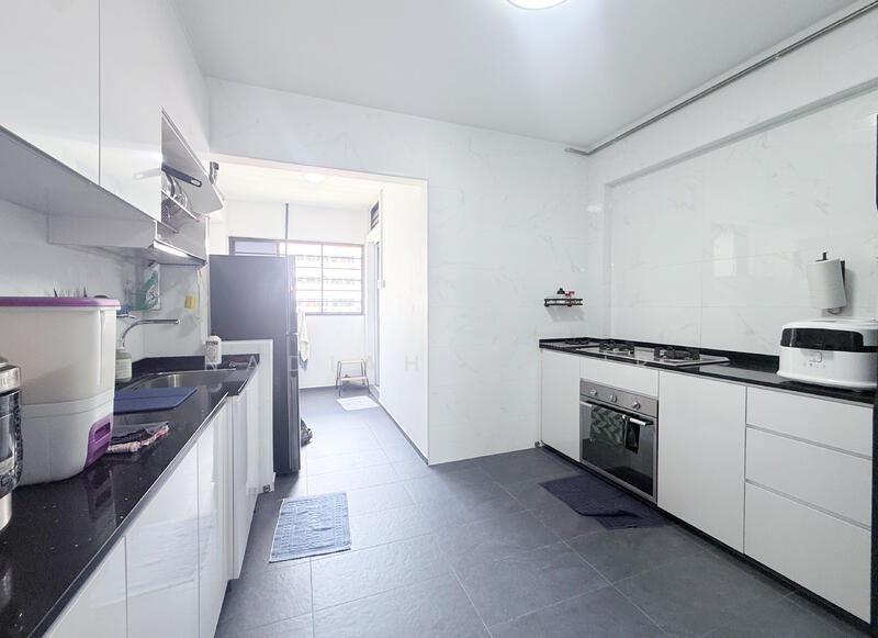 607 Woodlands Ring Road HDB Flat For Sale at S$ 588,000 | PropertyGuru Singapore - Kitchen