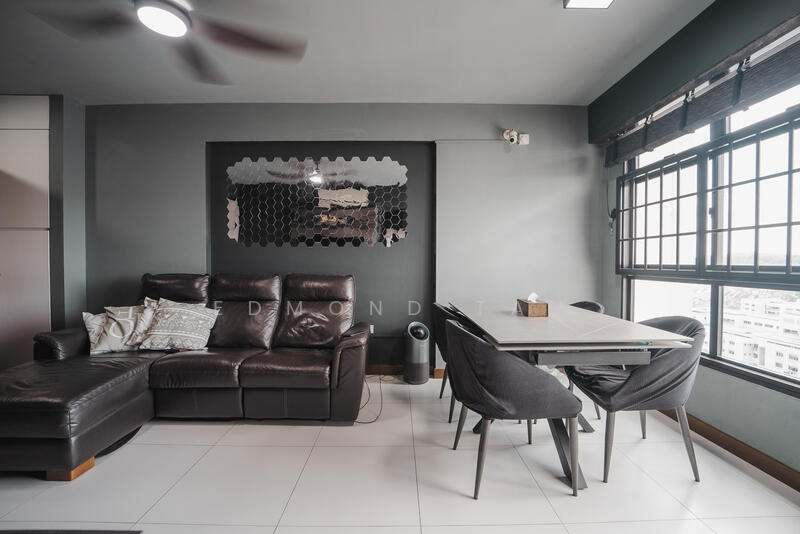 302A Woodlands Street 31 HDB Flat For Sale at S$ 568,000 | PropertyGuru Singapore - Living Room