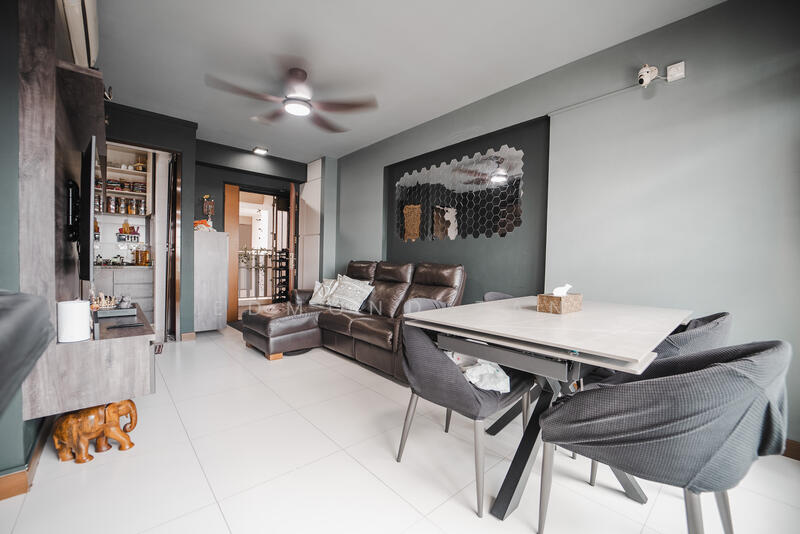 302A Woodlands Street 31 HDB Flat For Sale at S$ 568,000 | PropertyGuru Singapore - Living Room