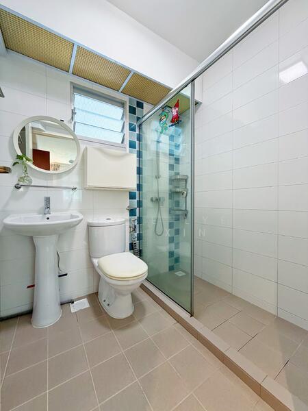 803B Keat Hong Close HDB Flat For Sale at S$ 628,000 | PropertyGuru Singapore - Bathroom