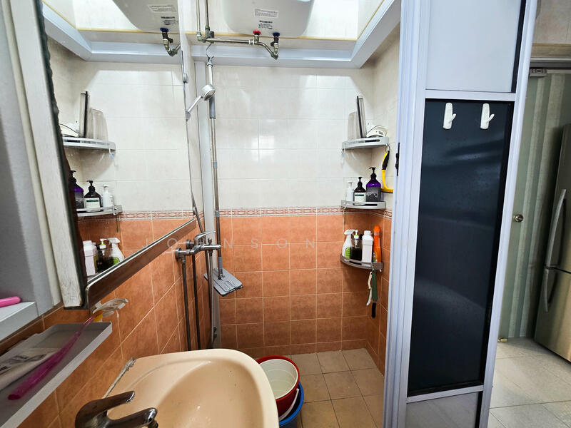 688A Choa Chu Kang Drive HDB Flat For Sale at S$ 599,000 | PropertyGuru Singapore - Bathroom