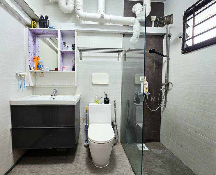 688A Choa Chu Kang Drive HDB Flat For Sale at S$ 599,000 | PropertyGuru Singapore - Bathroom