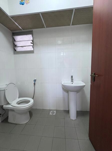 573A Woodlands Drive 16 HDB Flat For Sale at S$ 520,000 | PropertyGuru Singapore - Bathroom