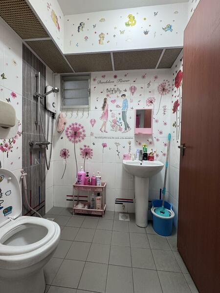573A Woodlands Drive 16 HDB Flat For Sale at S$ 520,000 | PropertyGuru Singapore - Bathroom